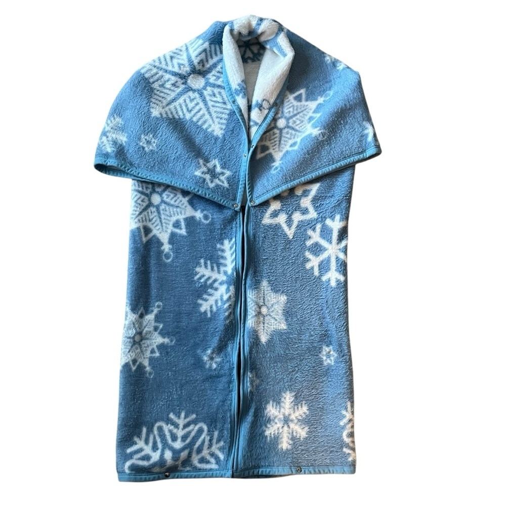 Biederlack Cuddle Wrap Wearable Stadium Blanket Blue White Snowflakes 51 X 64